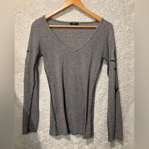 Enti long sleeve v neck top in grey with black stitching